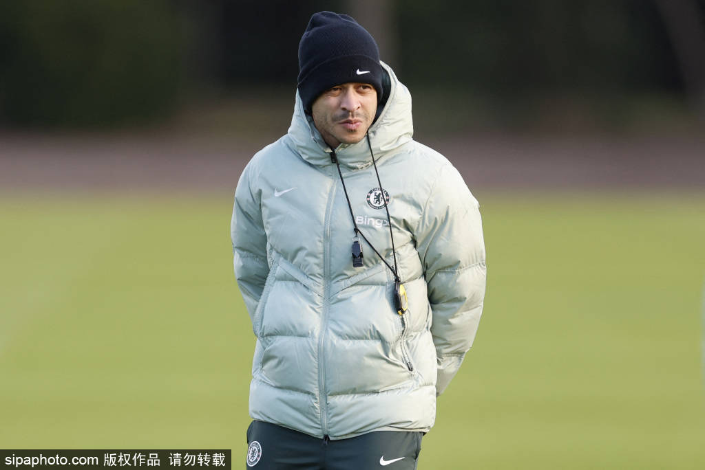 切尔西的未来：罗塞尼尔的战术抉择与球队稳定性的挑战